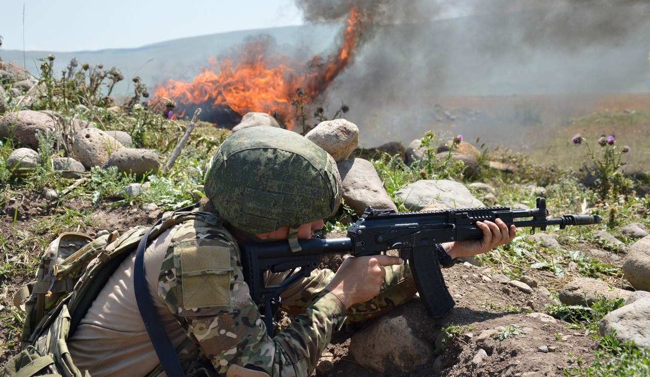 Военнослужащие базы ЮВО в Армении осваивают штурмовые действия на полигоне Алагяз.