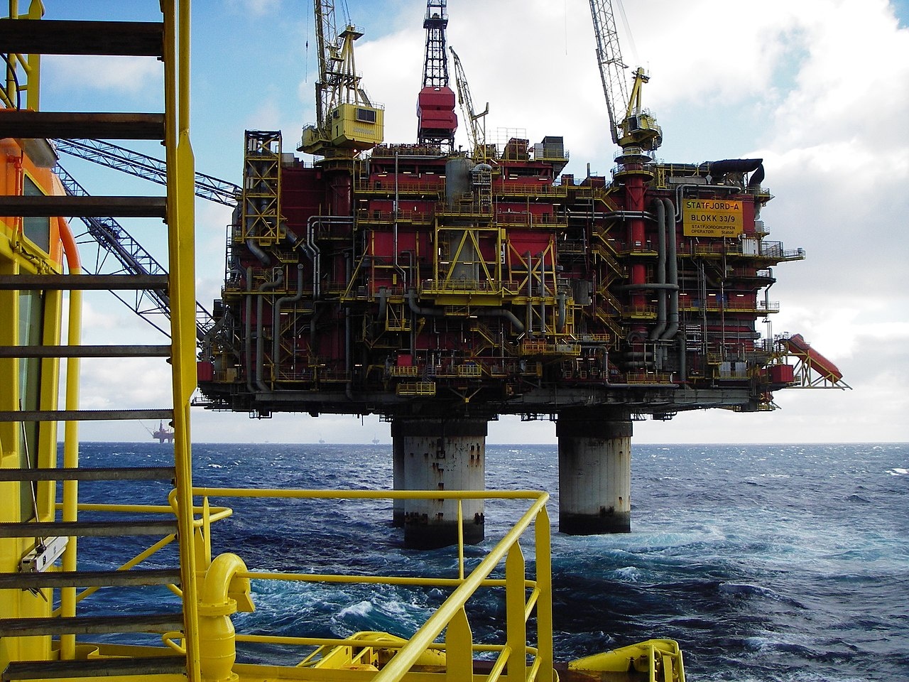 Норвежская нефтедобывающая платформа.