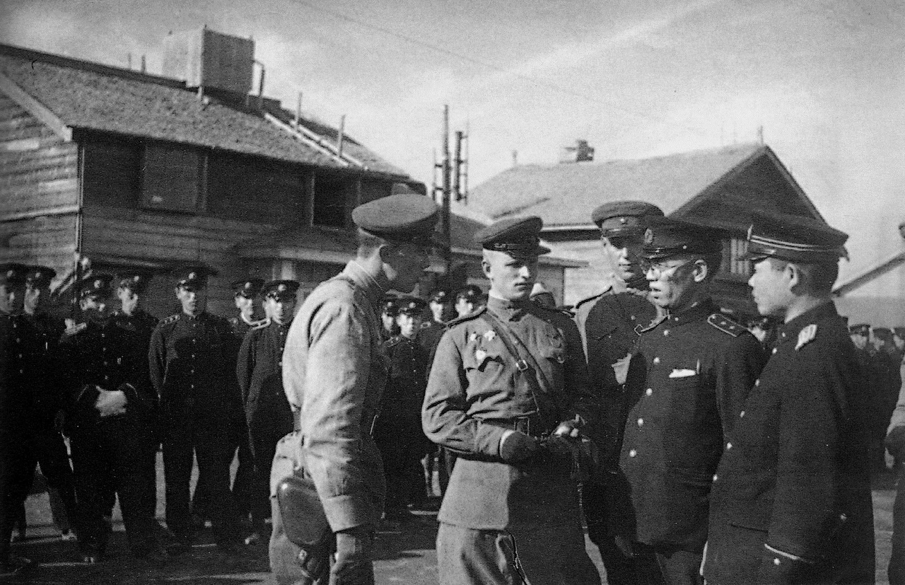 Советские офицеры и японские полицейские на улице города Сикука на Южном Сахалине.