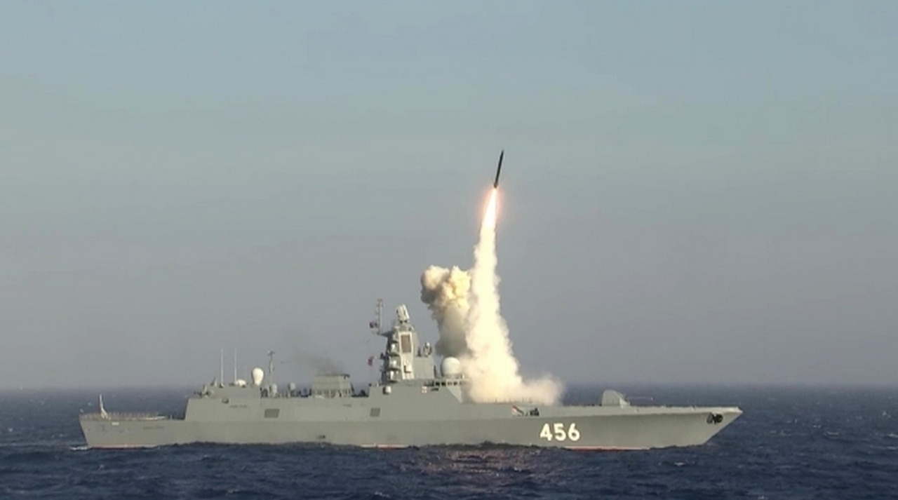 Пуск крылатой ракеты «Калибр» с фрегата Северного флота «Адмирал Головко».