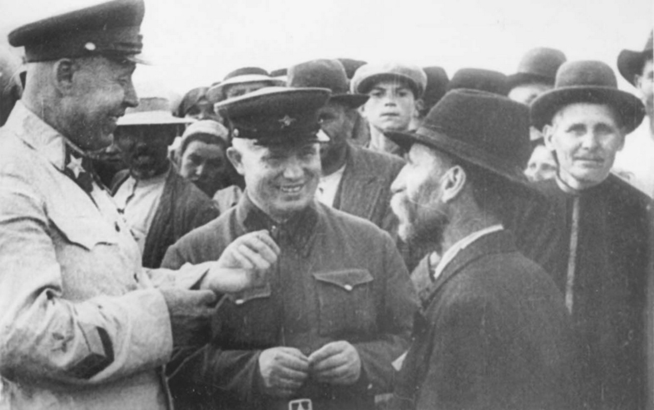Маршал Советского Союза С.К. Тимошенко и Н.С. Хрущёв общаются с бессарабскими крестьянами, 1940 г.