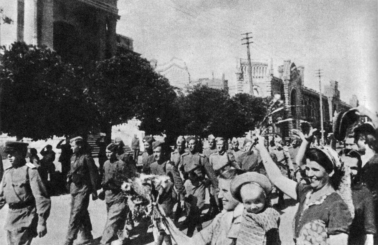 Жители Кишинёва приветствуют части Красной армии, освободившие город, август 1944 г.