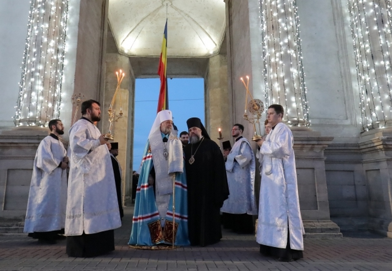 Митрополит Кишинёвский и всея Молдовы Владимир (в центре) у собора Рождества Христова в Кишинёве.
