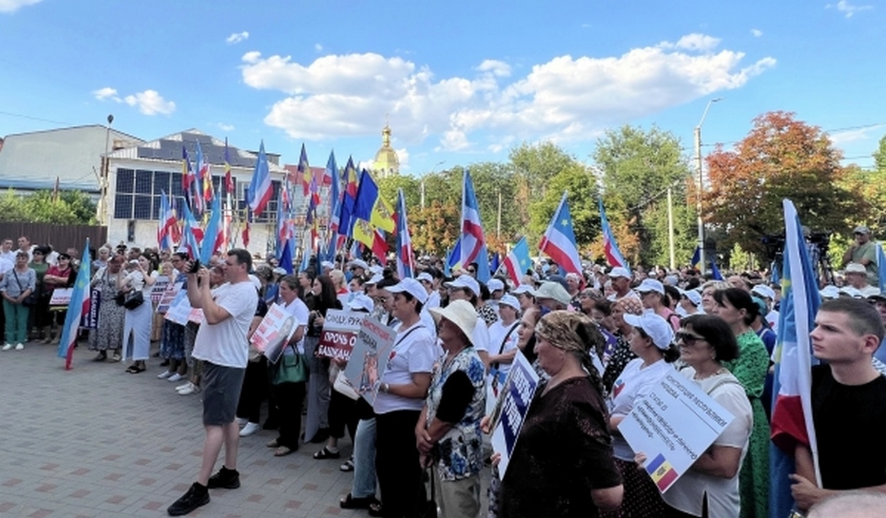 Участники митинга в поддержку главы Гагаузии Евгении Гуцул в Комрате (центр автономии).