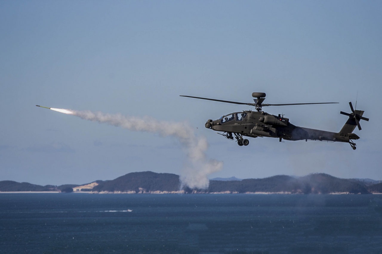 Вертолёт AH-64E Apache ВС РК на учениях.