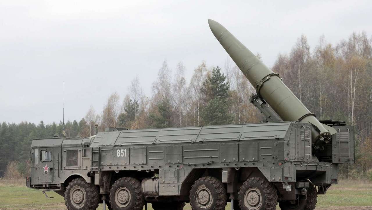 Военнослужащие отдельной ракетной бригады ЛенВО выполнили электронные пуски ОТРК «Искандер-М» на «отлично».