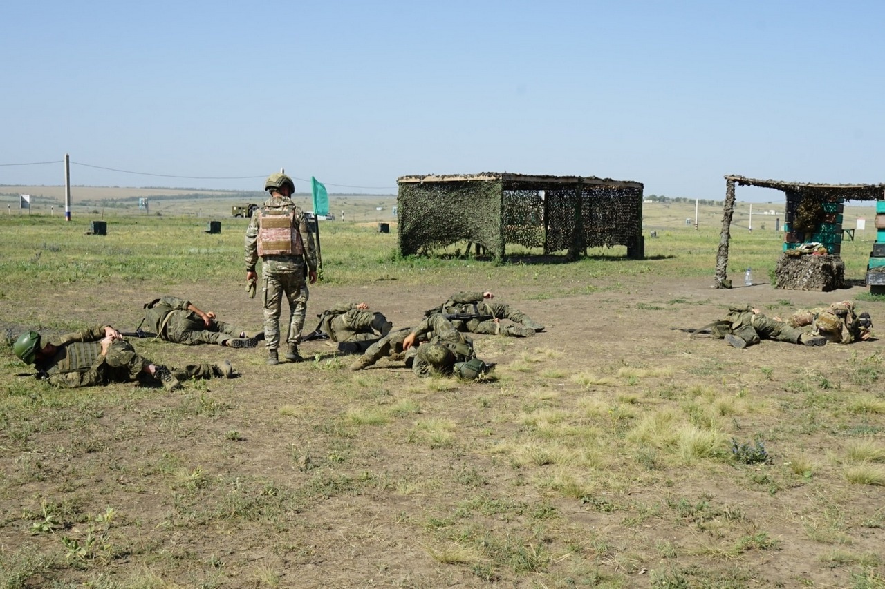 Военнослужащие ЮВО отработали навыки тактической медицины и способы эвакуации раненых.
