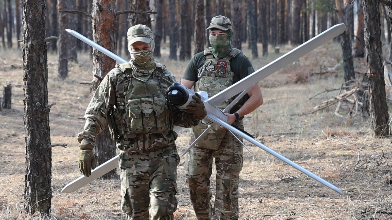 Расчет барражирующего боеприпаса «Ланцет» артиллерийской бригады ВДВ уничтожил американскую гаубицу М-777 и САУ «Богдана» ВСУ.