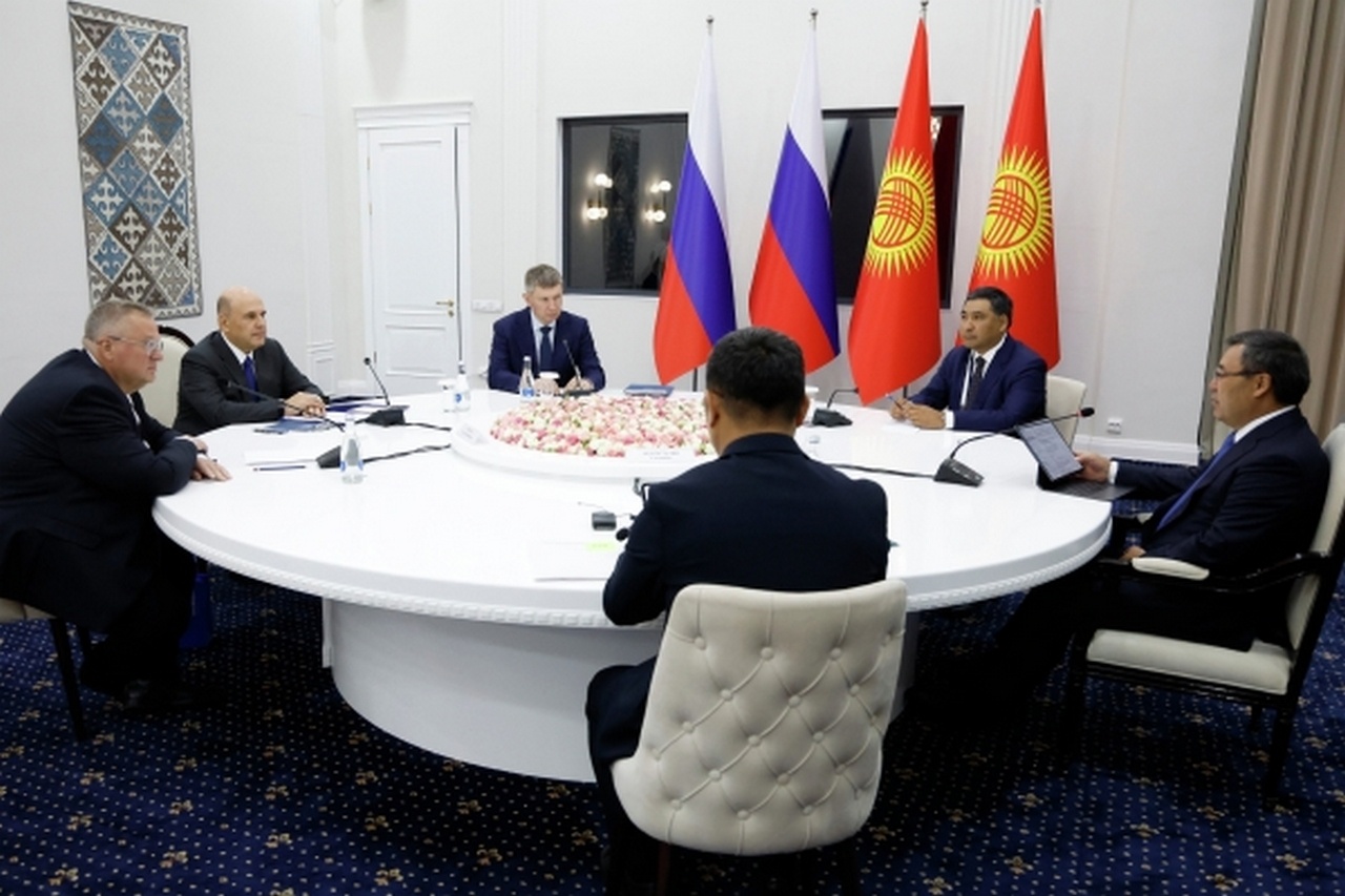 Председатель правительства РФ Михаил Мишустин и президент Киргизии Садыр Жапаров (справа) во время встречи в Бишкеке,14 августа 2025 г.