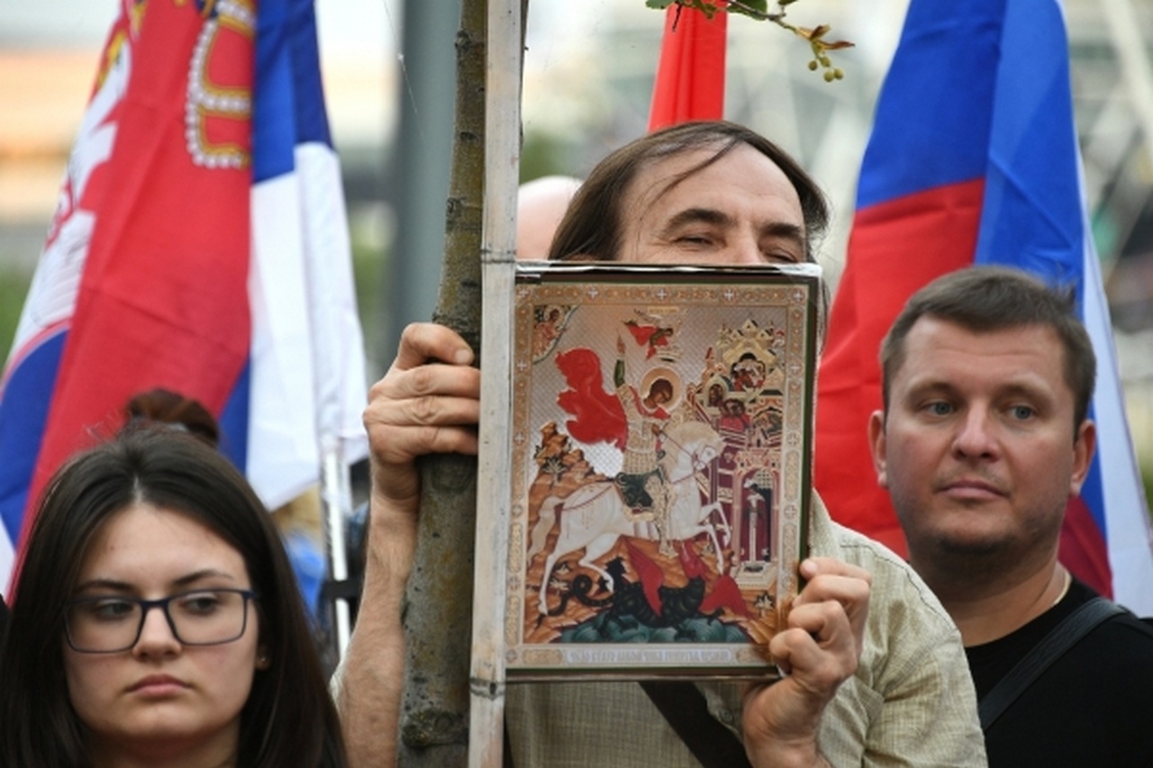 Участники акции «Брат за брата» в поддержку Сербии в Москве.
