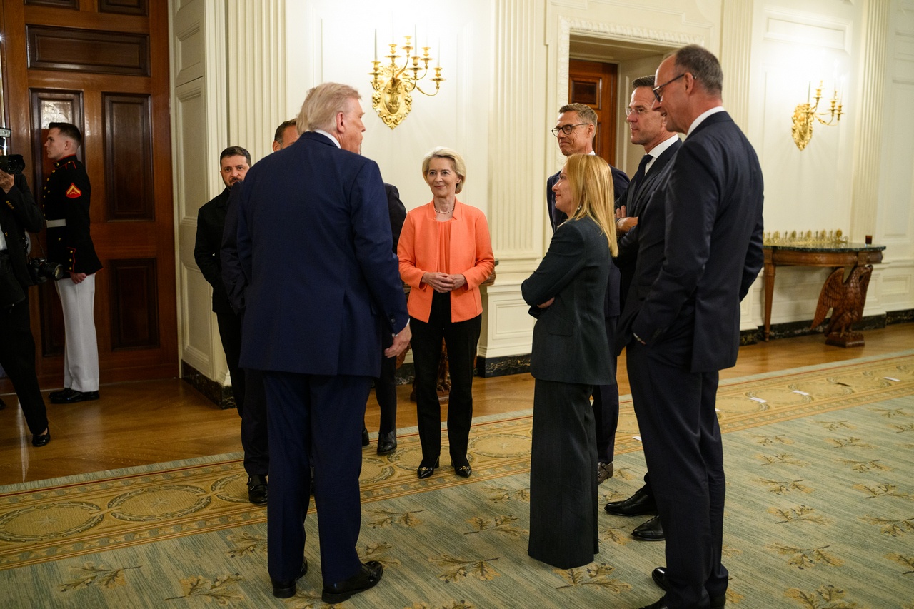 Урсула смотрела на Трампа преданными глазами.