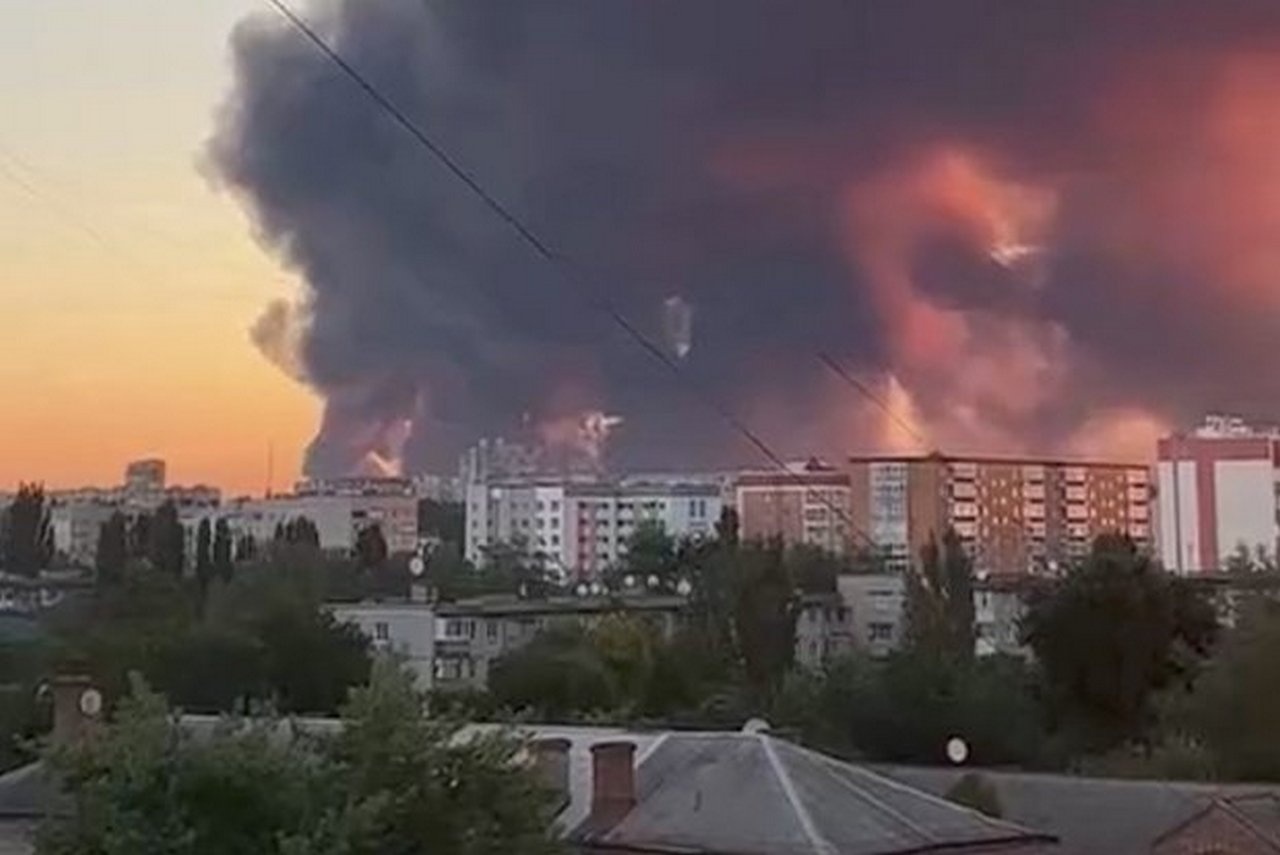 ВС России нанесли удар по НПЗ в Кременчуге.