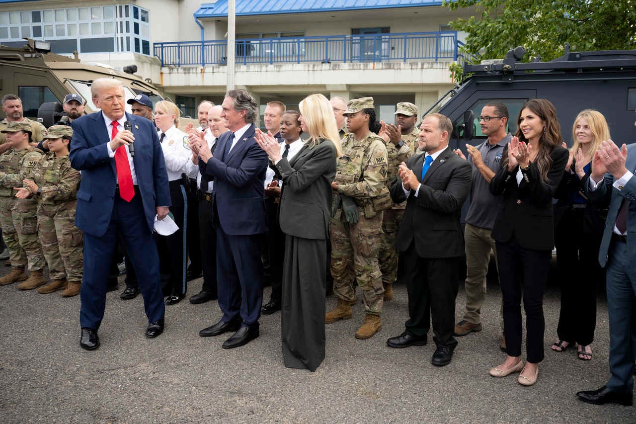 Президент США Дональд Трамп выступает во время посещения оперативного объекта полиции в Вашингтоне, 21 августа 2025 г.