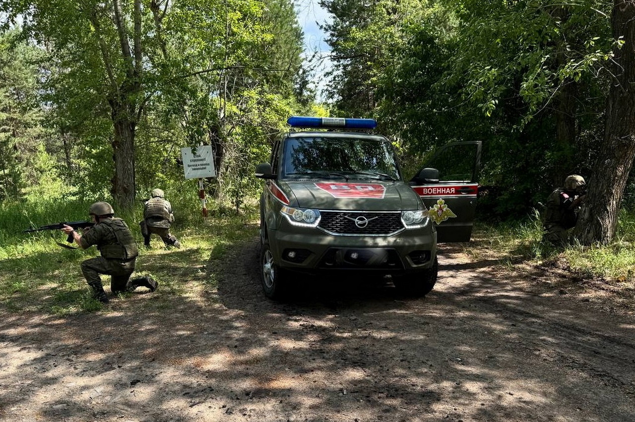Военнослужащие военной полиции ЦВО выполнили комплекс специальных упражнений на занятии в Самарской области.