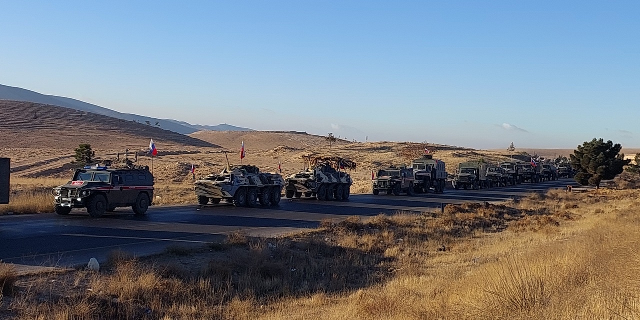 Российский военный конвой по пути из Дамаска в Латакию, декабрь 2024 г.