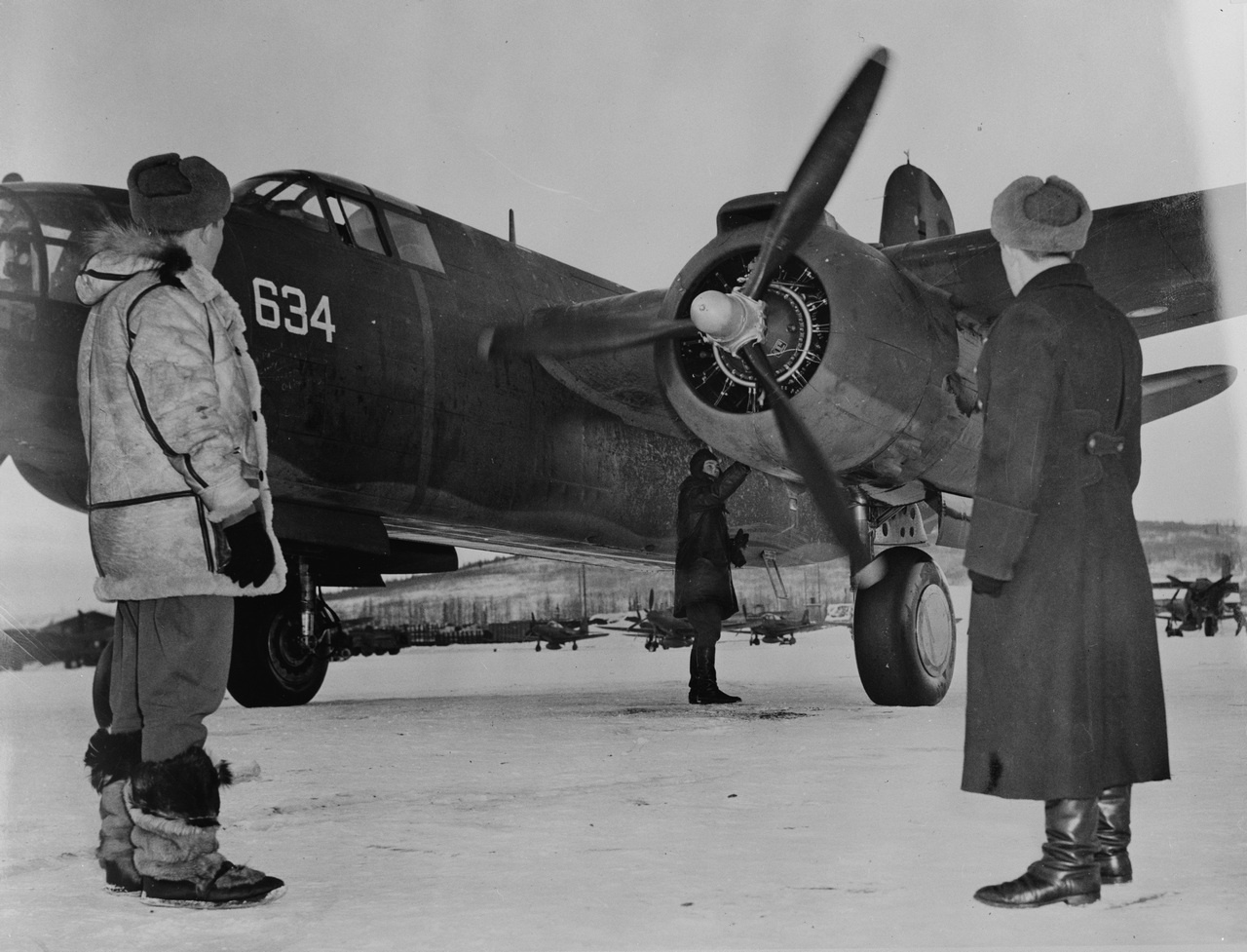 Советские лётчики принимают американский средний бомбардировщик А-20 (Douglas A-20 Boston), передаваемый по ленд-лизу. Аэродром Ноум (Nome), Аляска.