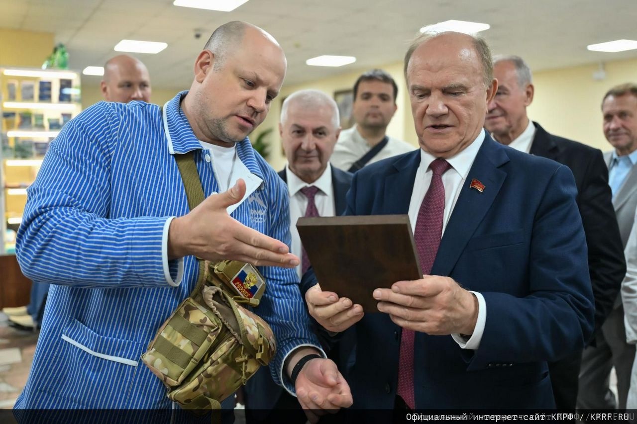 Геннадий Зюганов посетил военный госпиталь.