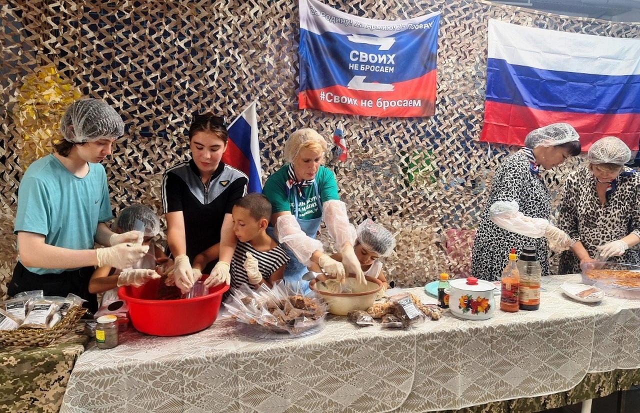 Волонтёры многонациональной команды «Сахалин Zа Наших» приготовили «Обеды для победы».