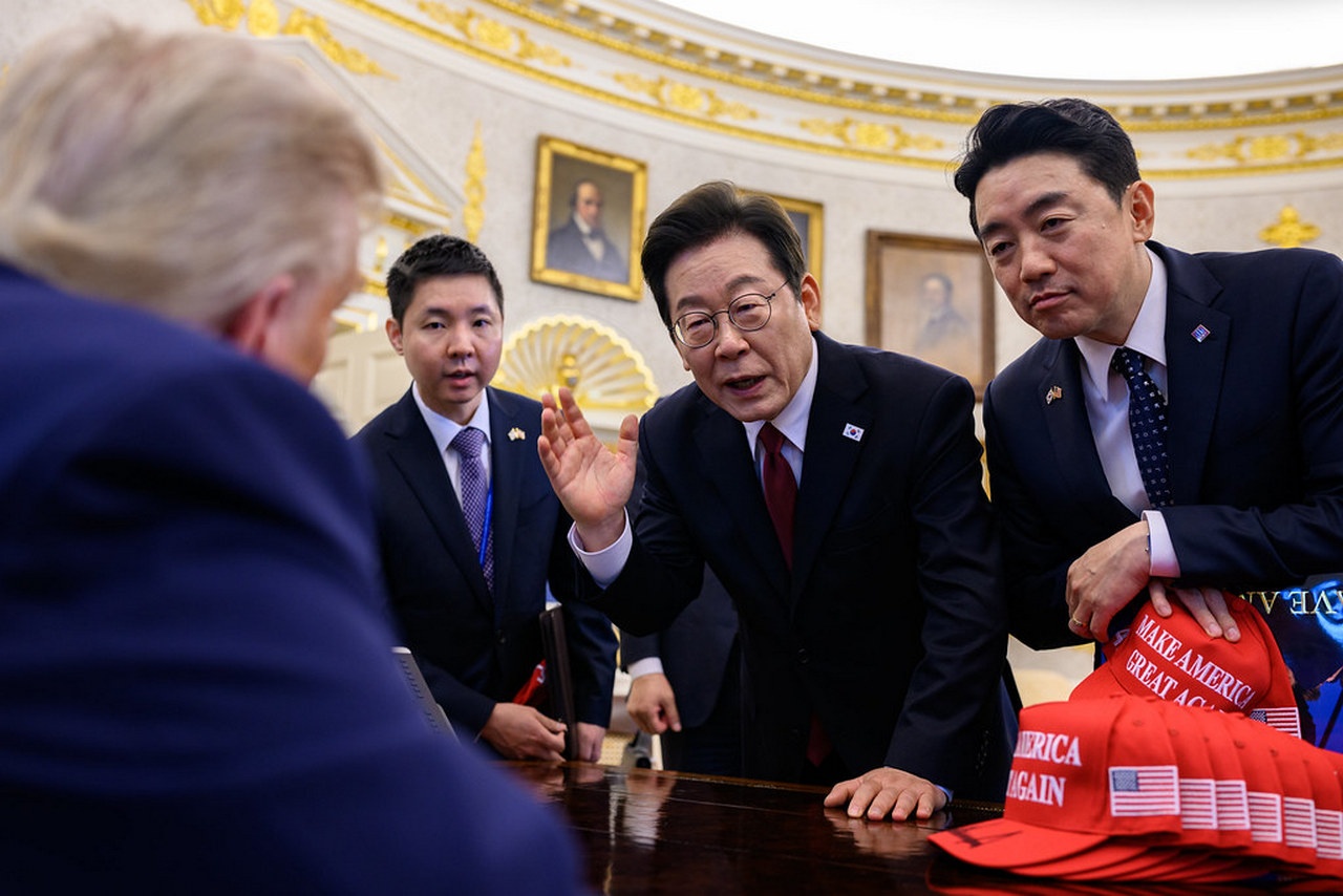Южнокорейский президент (в центре) нижайше просит Трампа о мире.