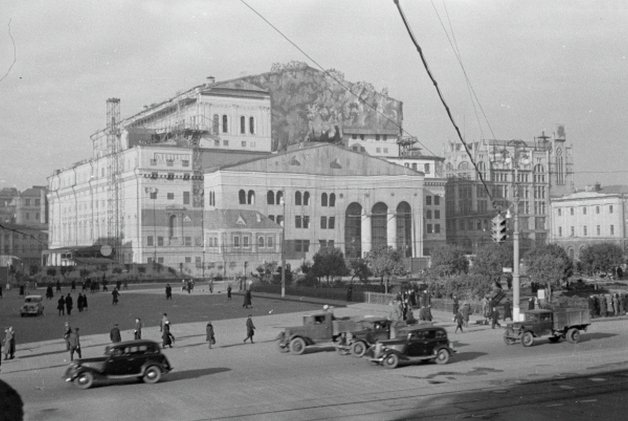Защитная маскировка на здании Большого театра СССР в Москве.