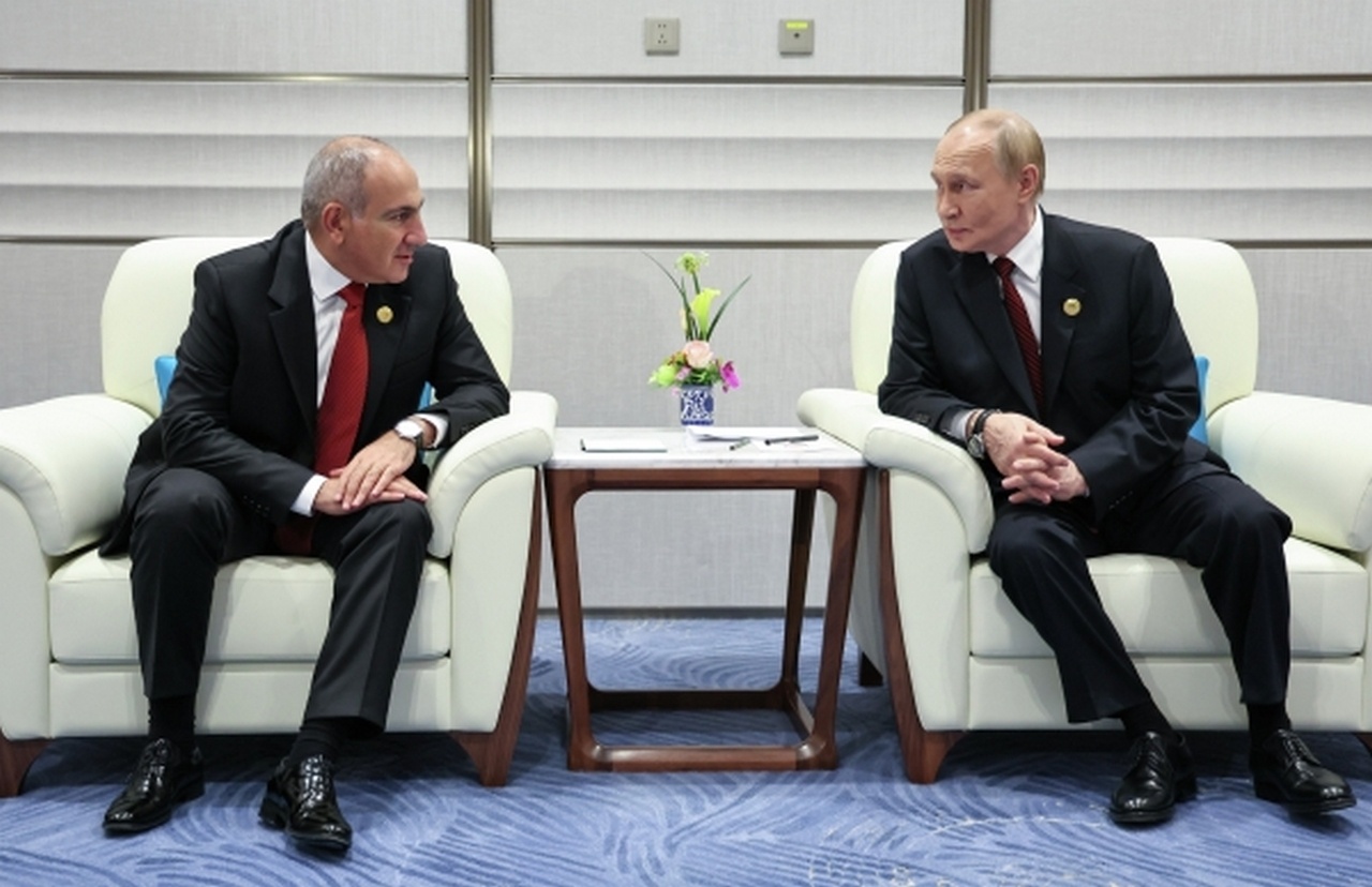 Президент РФ Владимир Путин и премьер-министр Армении Никол Пашинян во время встречи на полях саммита.
