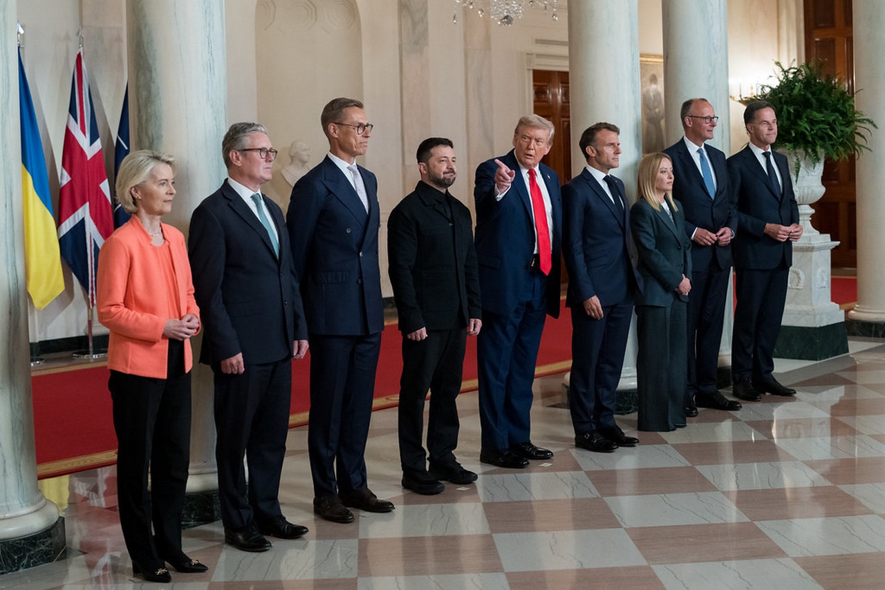 Дональд Трамп и его шестёрки.