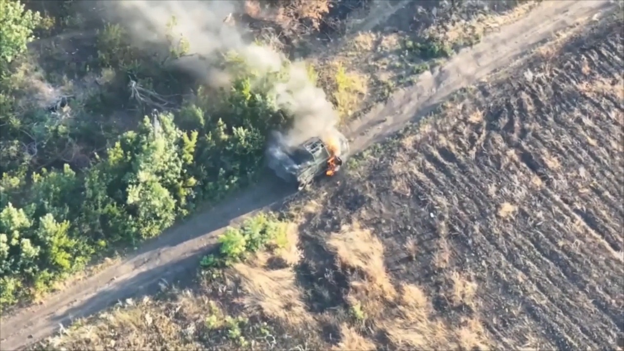 Операторы FPV-дронов группировки войск «Днепр» поразили боевую машину и опорный пункт ВСУ в Запорожской области.