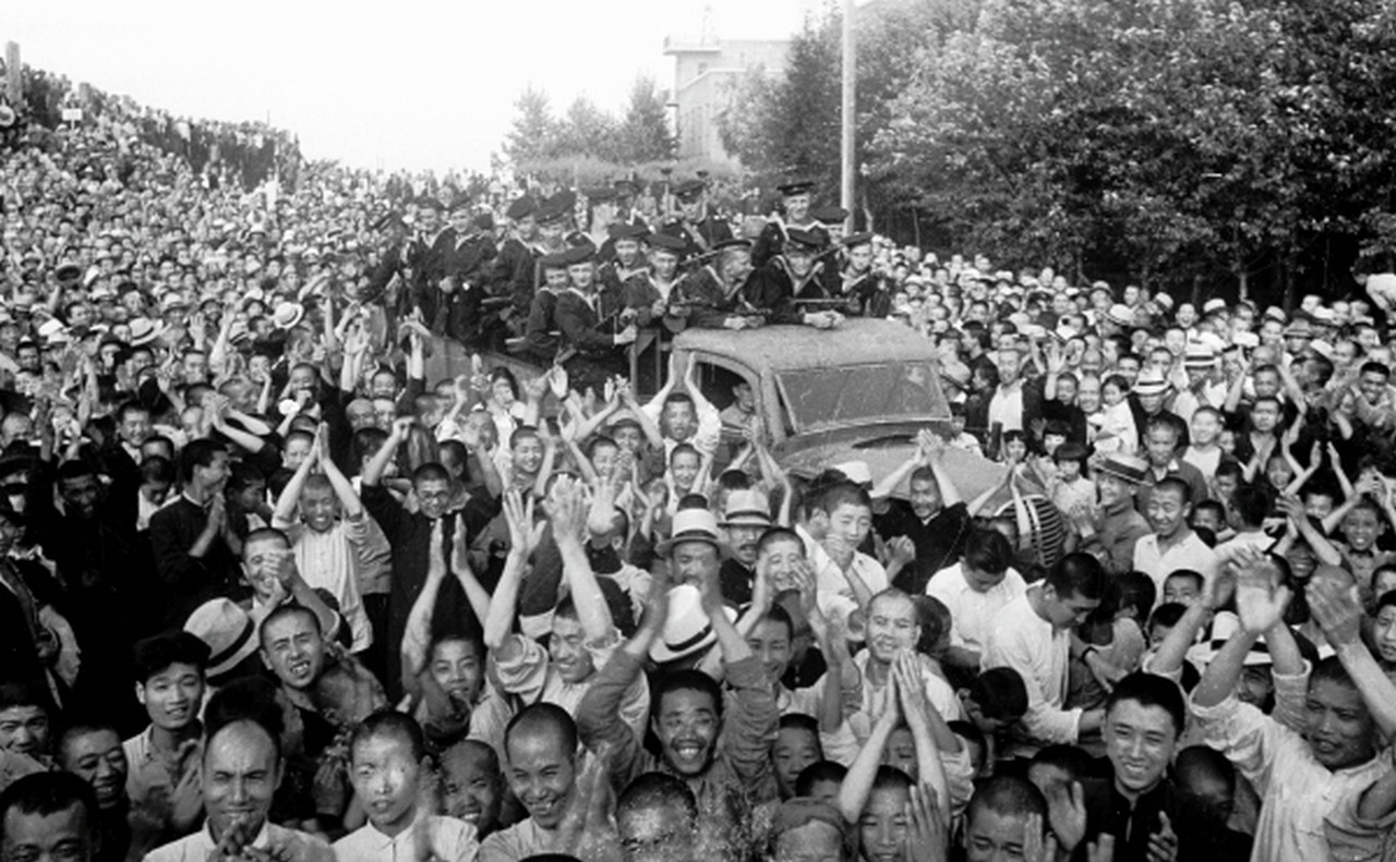 Жители Харбина встречают советских воинов-освободителей.