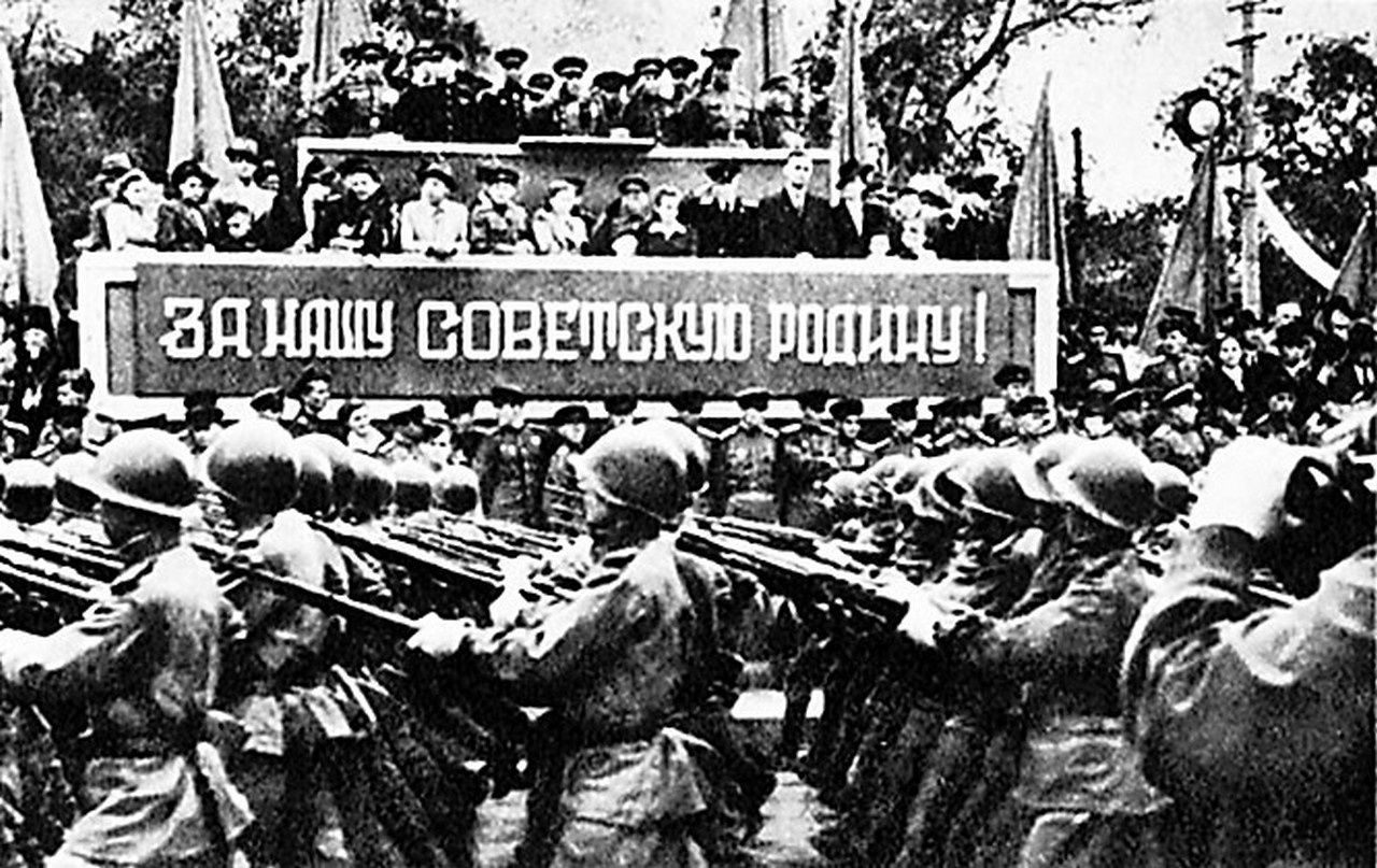 Первыми на площадь вступили колонны войск: пехотинцы, связисты, сапёры, миномётчики.