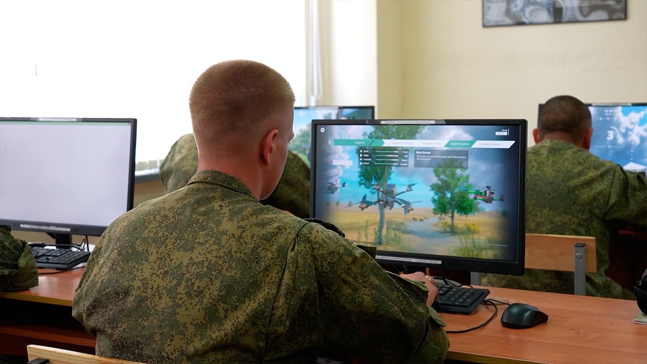 Курсанты Восточного военного округа осваивают управление БПЛА.