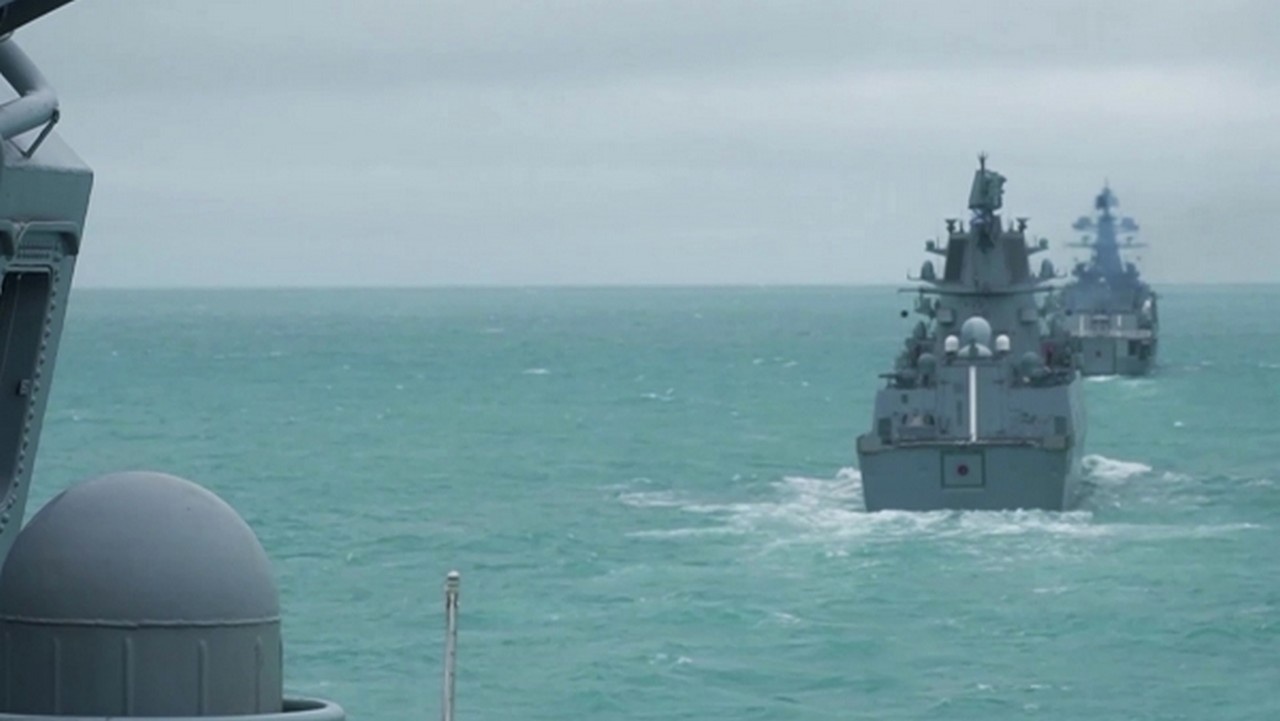 Корабли Северного флота ВМФ России во время совместных военных учений России и Белоруссии «Запад-2025».