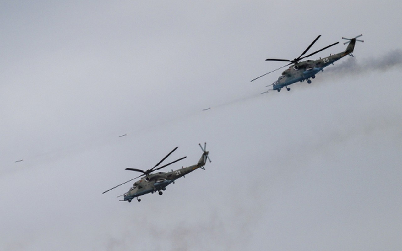 Вертолёты Ми-24 во время совместных стратегических учений вооружённых сил России и Белоруссии «Запад-2025».
