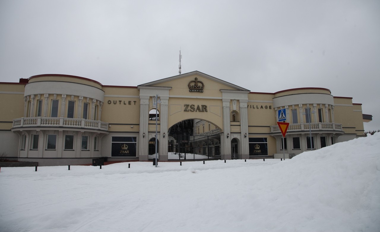 Аутлет-деревня Zsar Outlet Village у границы между Финляндией и Россией.