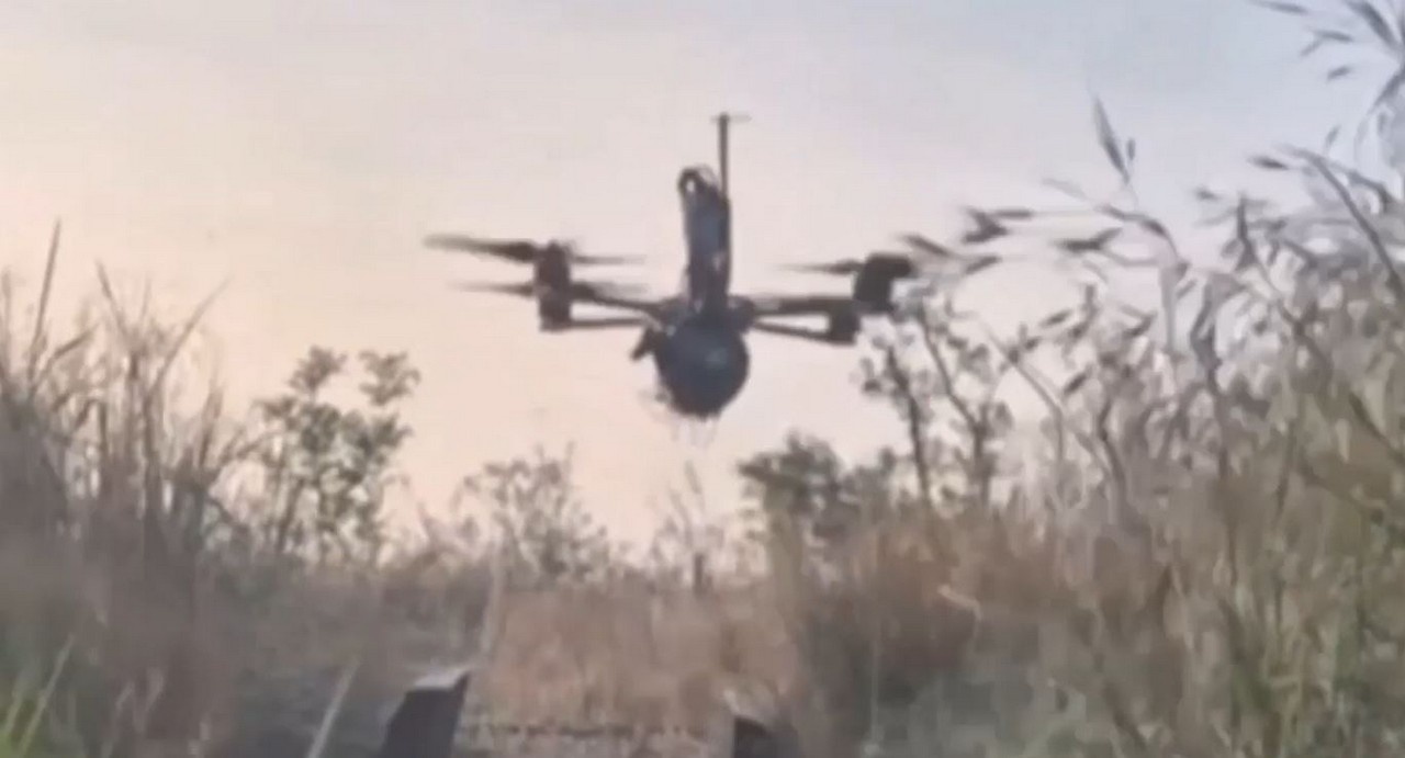 Операторы FPV-дронов совместно с артиллеристами группировки войск «Днепр» уничтожили артиллерийское орудие ВСУ в Запорожской области.
