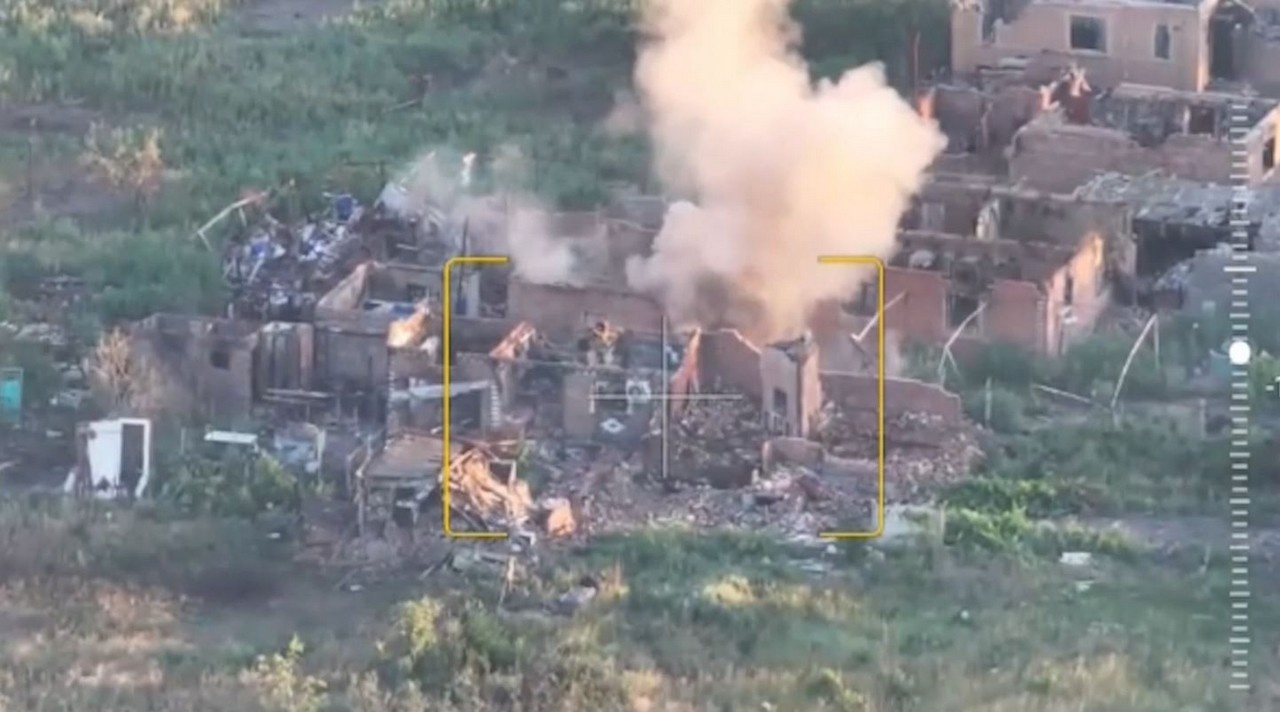 Экипажи танков Т-72Б3М «Южной» группировки войск уничтожают опорные пункты противника на Константиновском направлении.