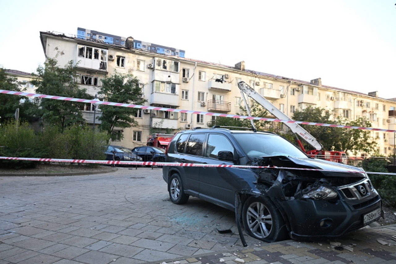 Автомобиль и дом в центре Новороссийска, повреждённые вследствие ударов дронов со стороны ВСУ.