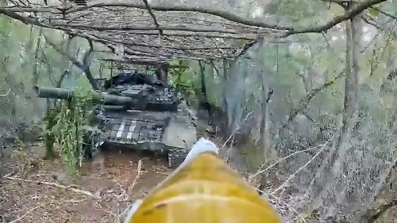 Операторы FPV-дронов группировки войск «Восток» уничтожили танк противника в Запорожской области.