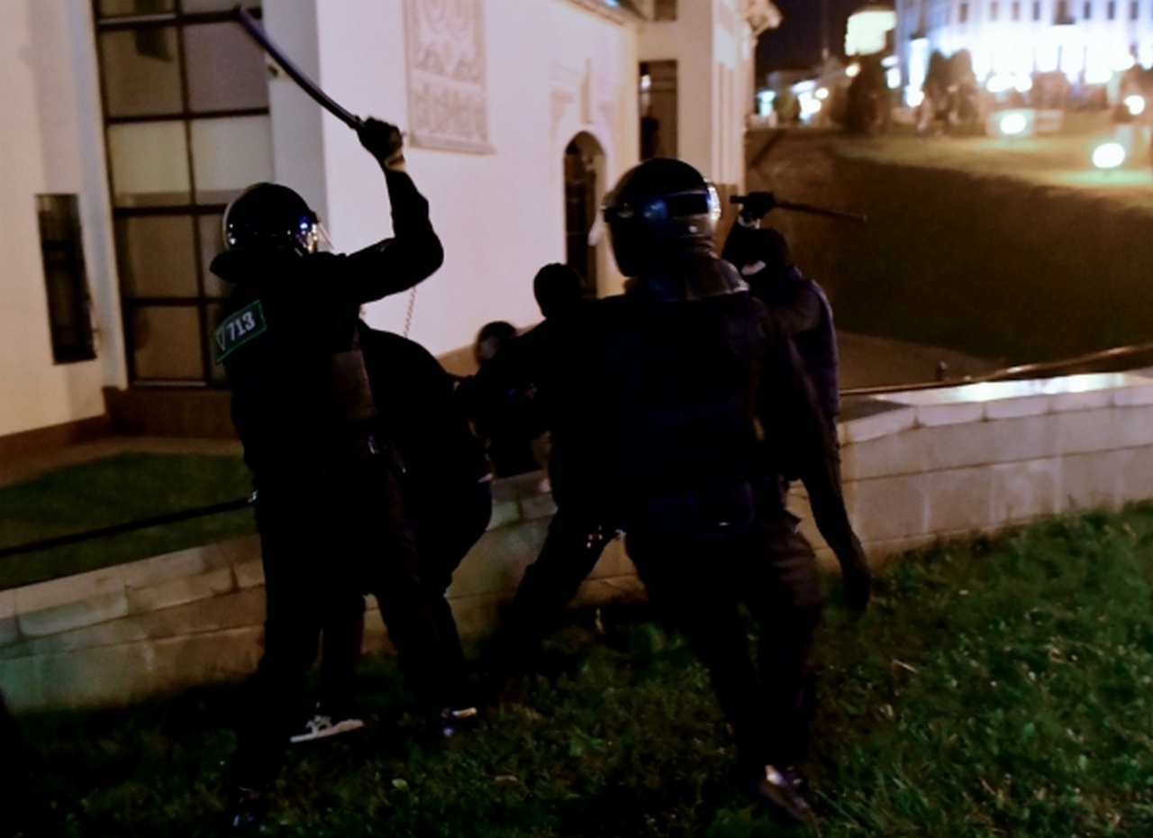 Сотрудники белорусского ОМОН задерживают участников несанкционированной акции протеста оппозиции в Минске, сентябрь 2020 г.