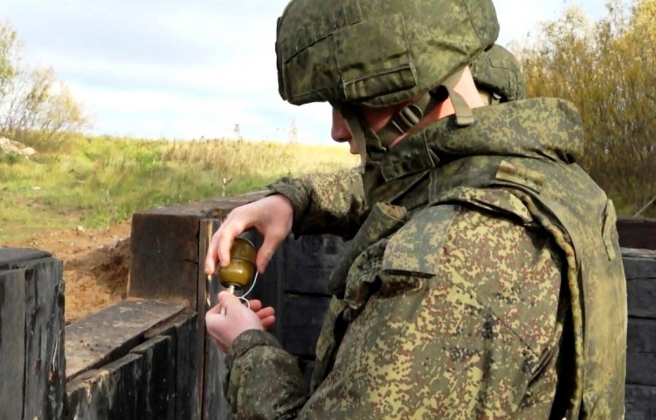 Военнослужащие на Сахалине сдали норматив по метанию боевых гранат.