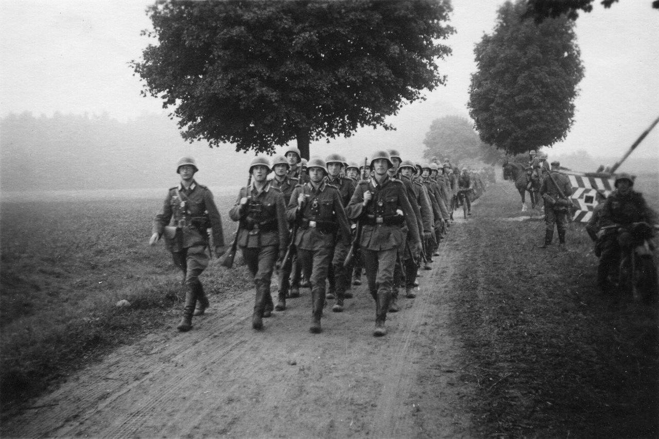Колонна пехоты вермахта переходит границу с Польшей, сентябрь 1939 г.