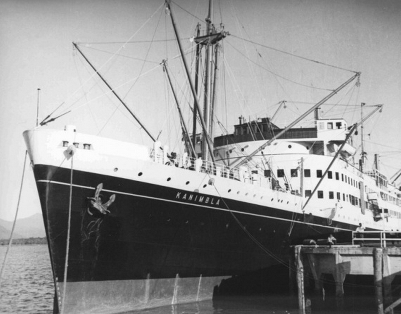В 1939 году HMAS Kanimbla был переоборудован в вооружённый торговый крейсер.
