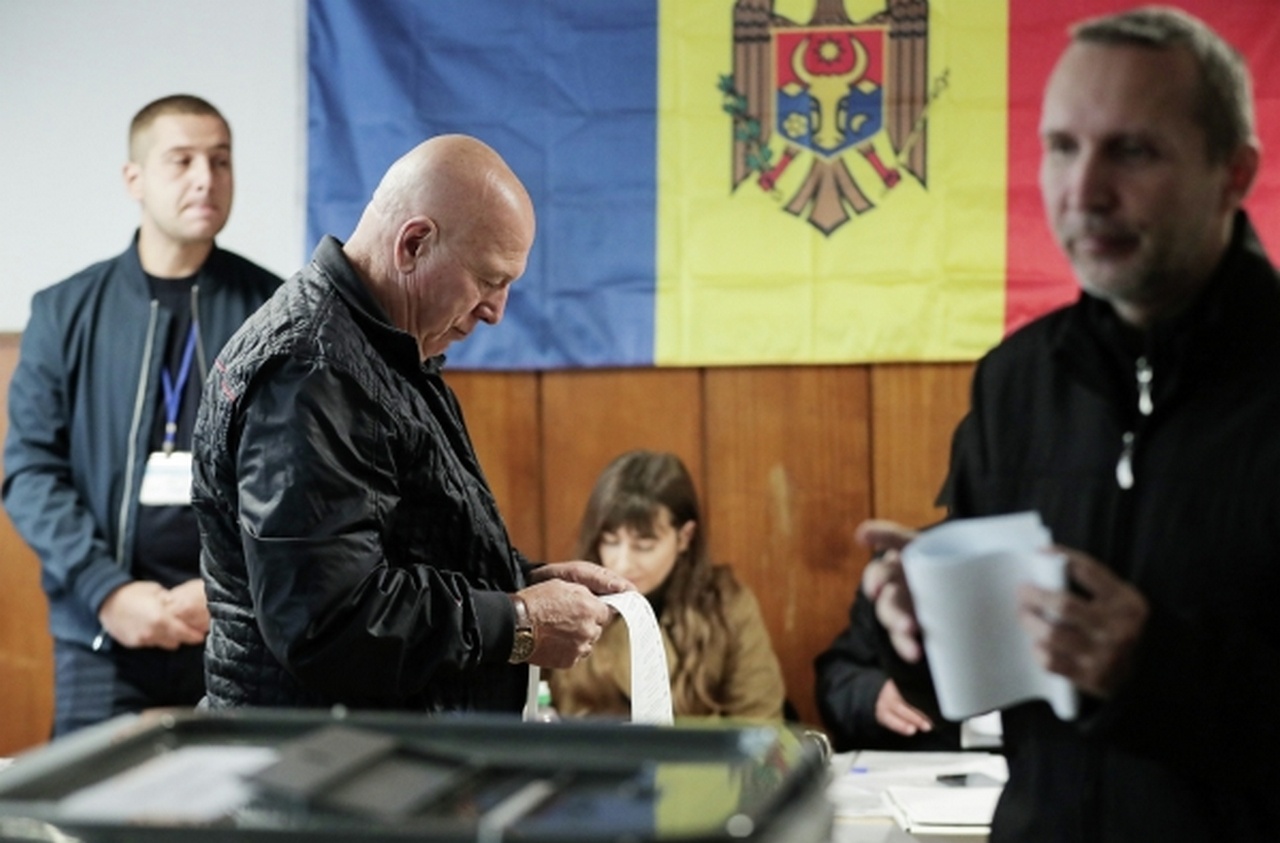 На избирательном участке в Кишинёве во время парламентских выборов.