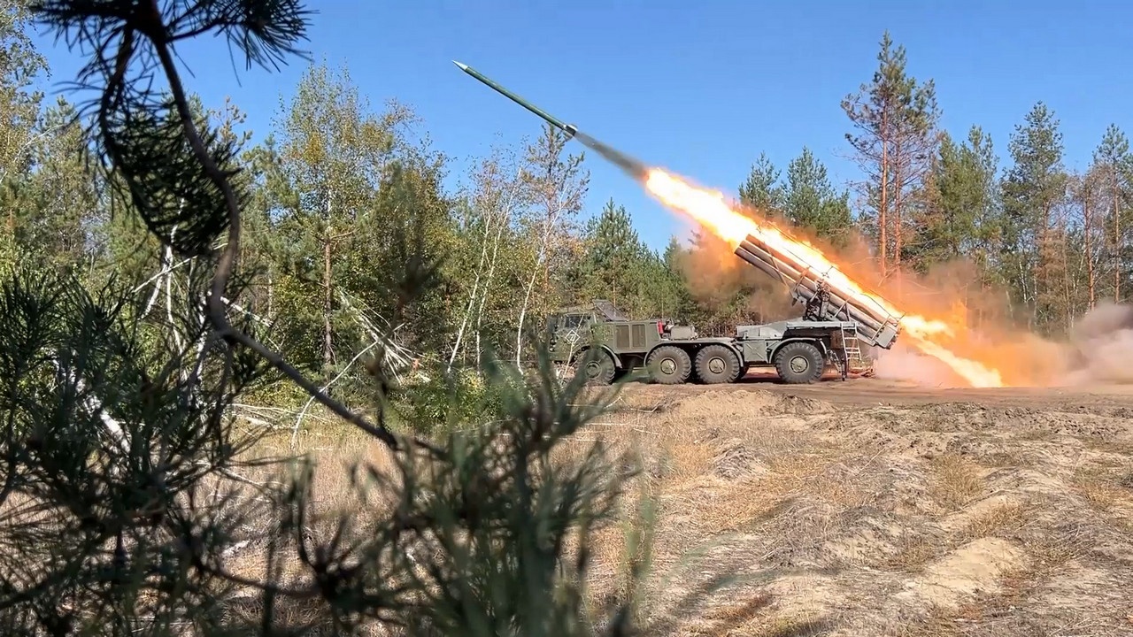 Расчёты РСЗО «Ураган» группировки войск «Запад» уничтожили временные пункты размещения личного состава и бронетехники ВСУ в ЛНР.