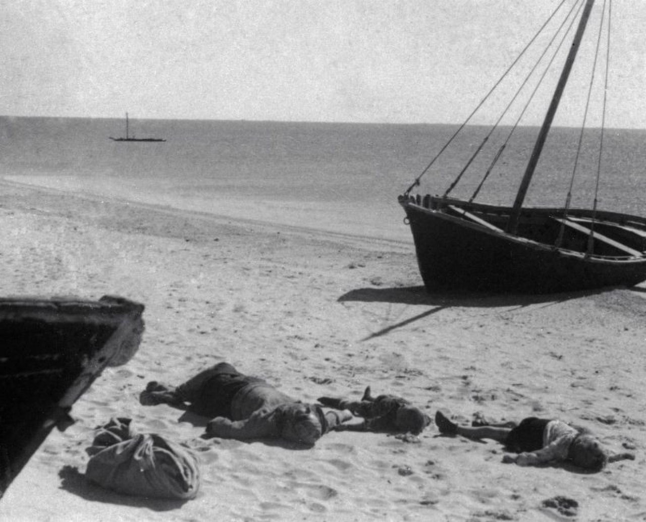 Женщина и её дети, расстрелянные фашистами на берегу Азовского моря возле Таганрога, 30 августа 1943 г.