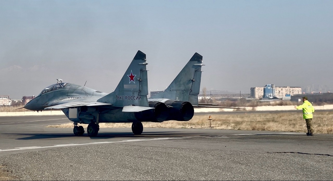 Экипажи МиГ-29 военной авиабазы ЮВО в Армении повысили навыки пилотирования, выполнив учебно-тренировочные полёты.
