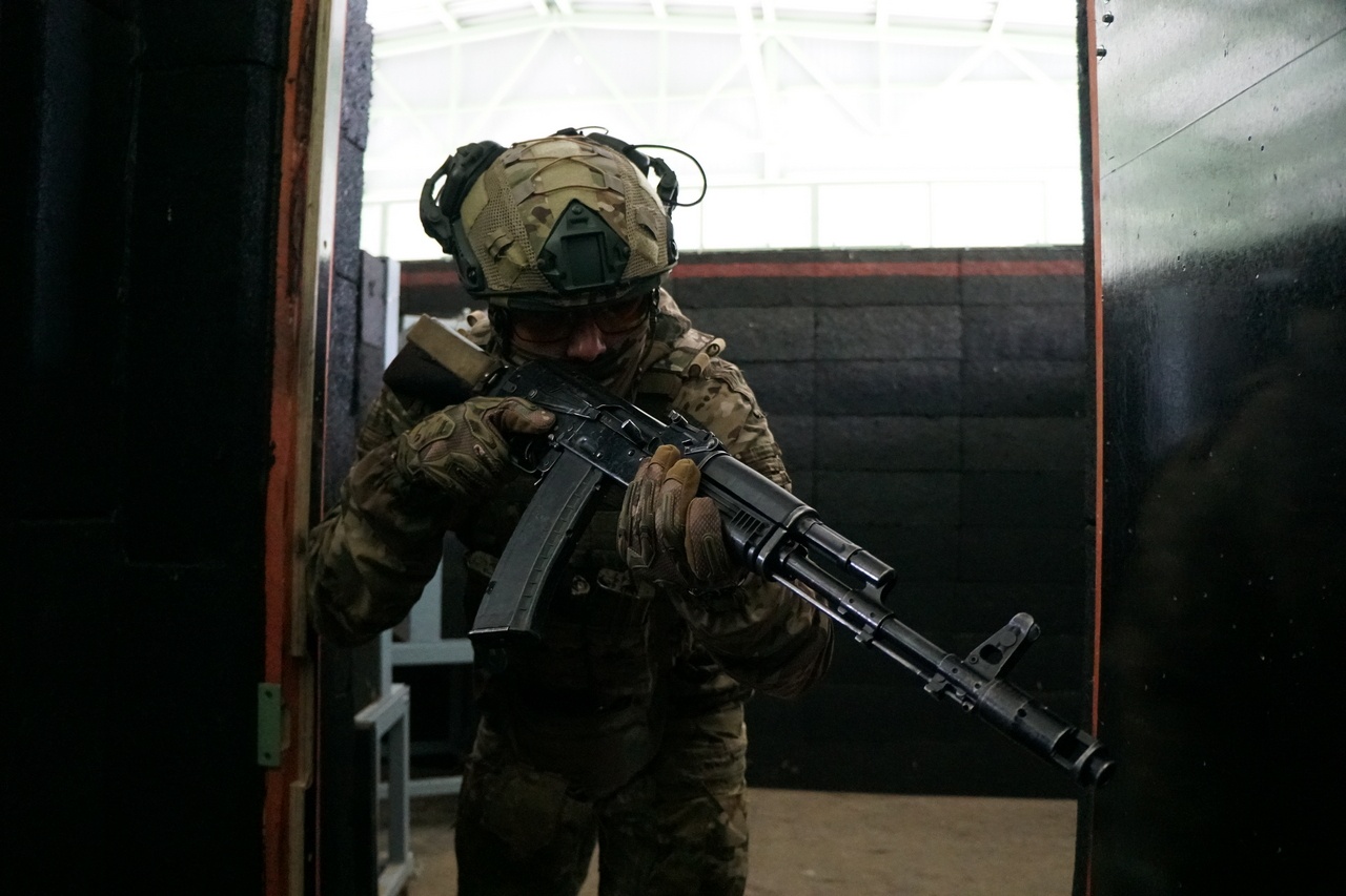Заключившие первый контракт военнослужащие провели штурм опорного пункта условного противника на полигоне ЮВО.