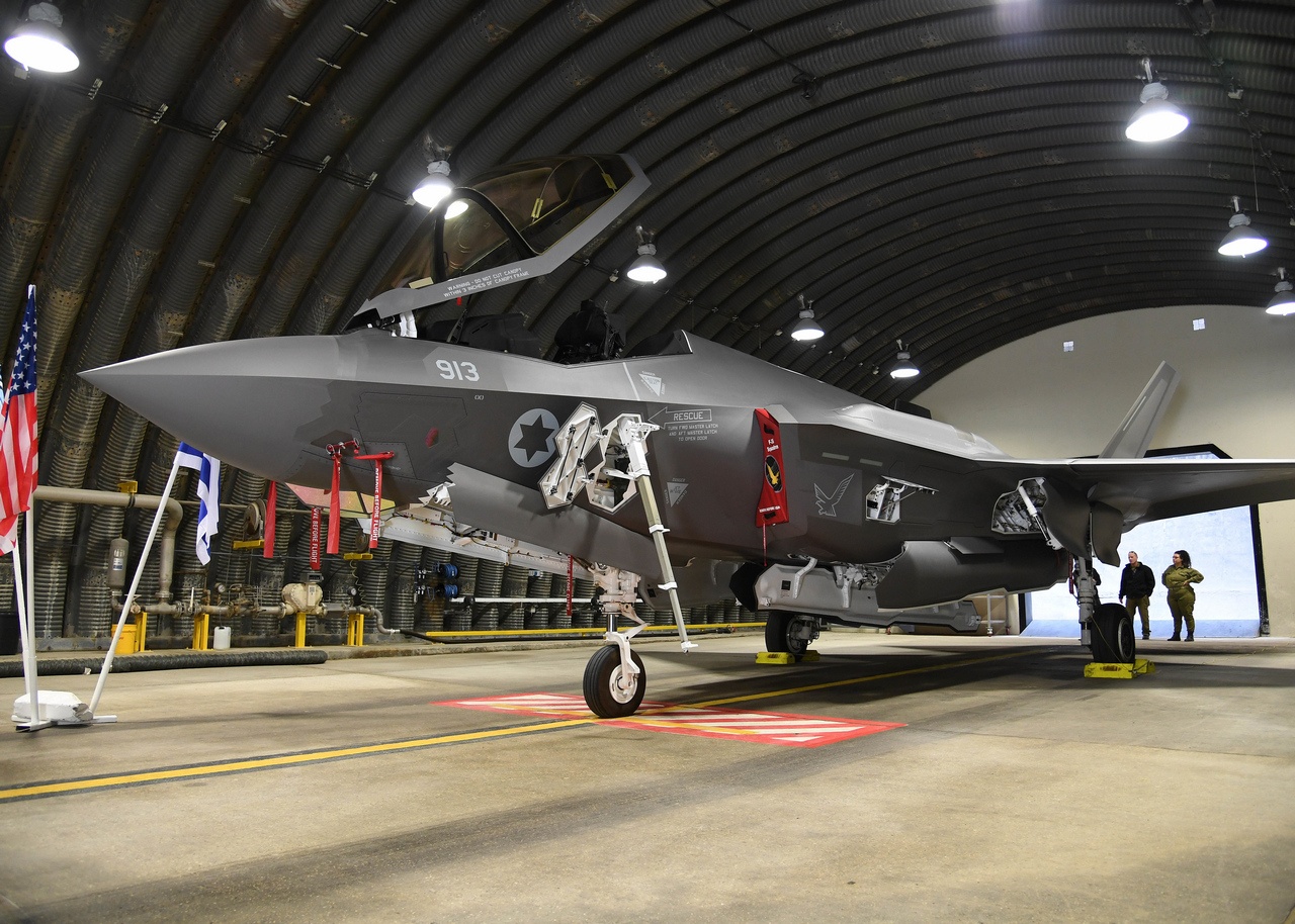 Ударный истребитель израильских ВВС F-35I Adir на авиабазе Неватим.