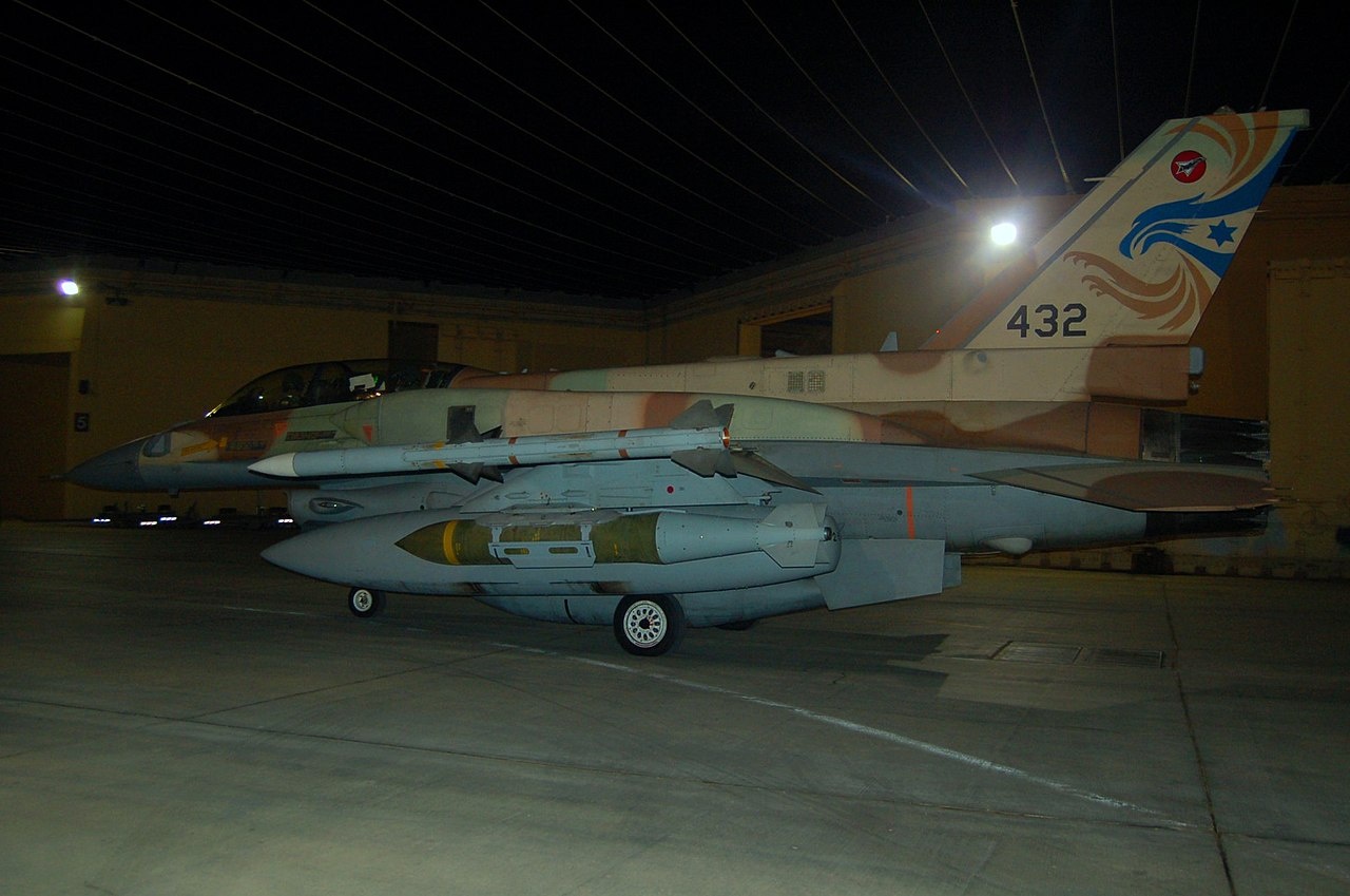 Истребитель F-16I ВВС Израиля с 2000-фунтовой (910 кг) проникающей бомбой для уничтожения бункеров BLU-109 JDAM.