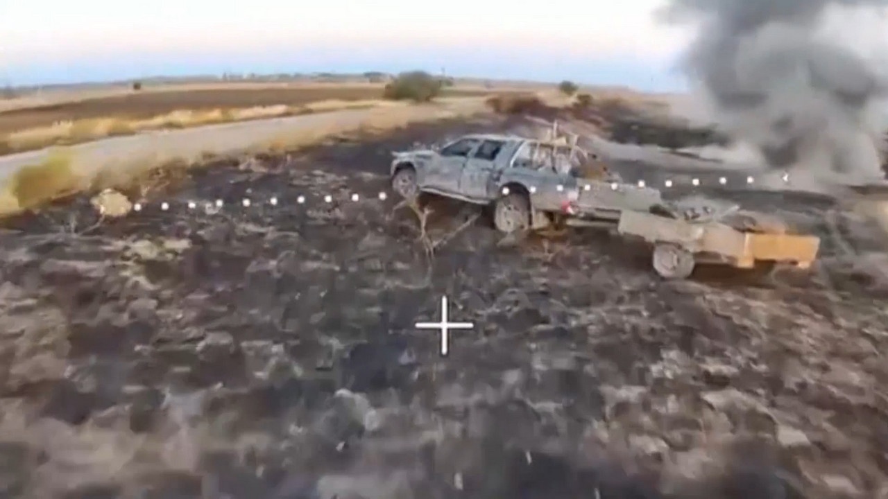 Атака пикапа ВСУ российским ударным FPV-дроном.