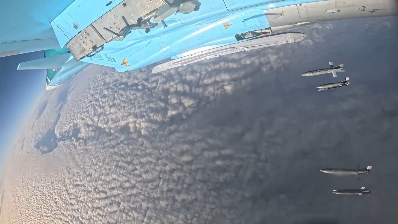 Экипаж истребителя-бомбардировщика Су-34 наносит удар авиабомбами с универсальным модулем планирования и коррекции.